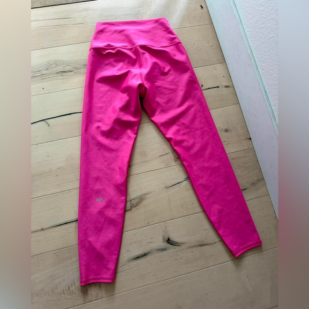 ALO Yoga women’s Hot Pink High-Rise Leggings Size Small NWOT